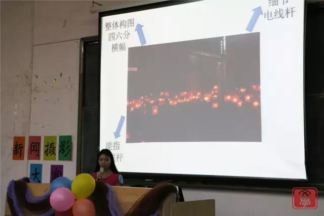 选手们在认真地解读图片