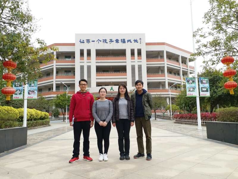 何顺发老师(左一)、唐志壕老师(右一)与实习生合影留念