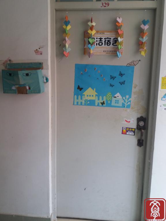 一尘不染的地板、干净整洁的摆设、别具一格的墙纸、特色醒目的标语、别出心裁的剪纸、记录温馨的照片墙