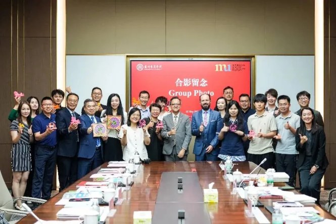 广州华商学院文学院与香港都会大学代表合影